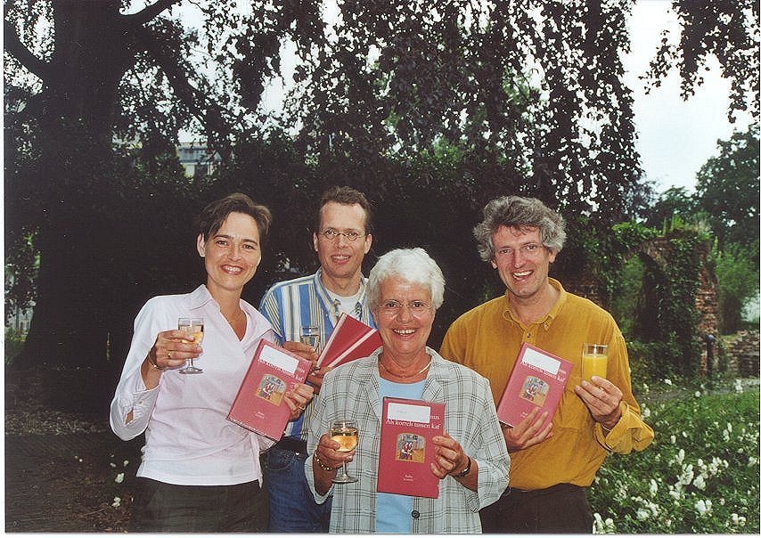 Het vertaal-team:
Annemarie, Vincent, Joke, Hans.
Feestelijke presentatie van het boek te
Eindhoven, 22-6-2002.